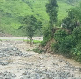 बाढी पहिरोले गाँउनै विस्तापित, खेतियोग्य जमीन बगरमा परिणत