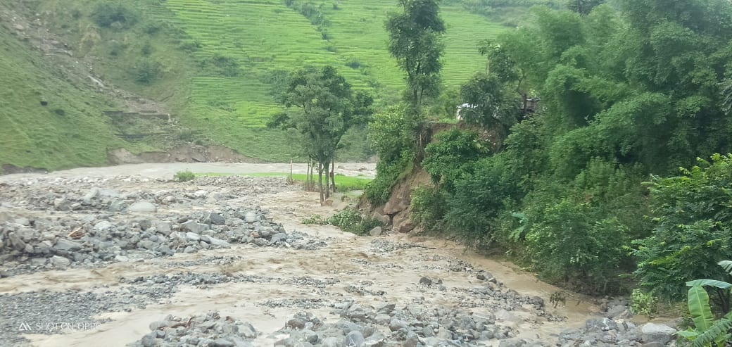 बाढी पहिरोले गाँउनै विस्तापित, खेतियोग्य जमीन बगरमा परिणत