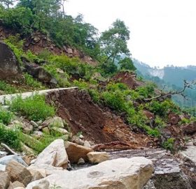 सदरमुकाम जोड्ने सडक भत्कीदा तोडीयो सम्बन्ध