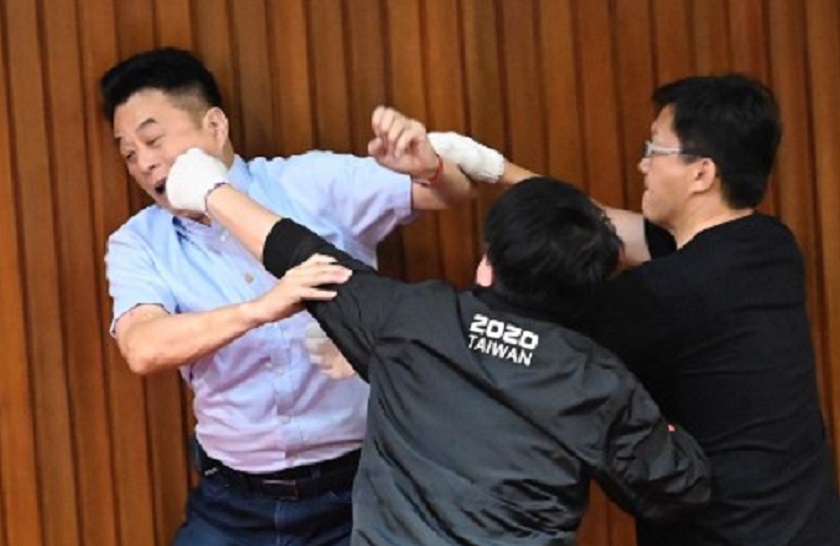 संसदमा भयाे मुक्का हानाहान