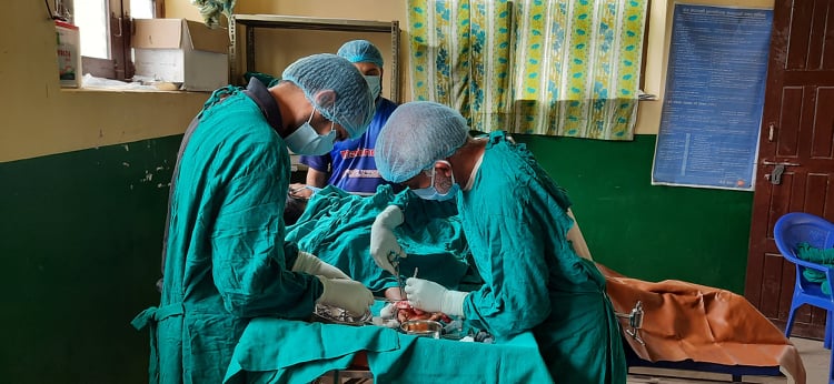 डाक्टर गोबिन्द केसीले काेल्टिमै गरे बिरामिकाे अप्रेसन