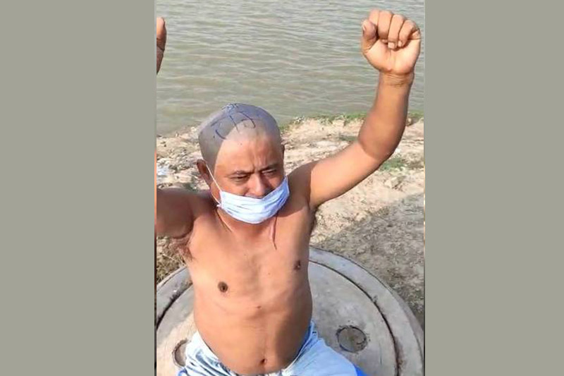 भारतमा नेपालीमाथि ज्यादती, कपाल मुण्डन गरेर ओलीविरुद्ध नारा लगाउन लगाइयो