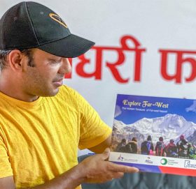 सुदूरपश्चिम चिनाउने पुस्तक