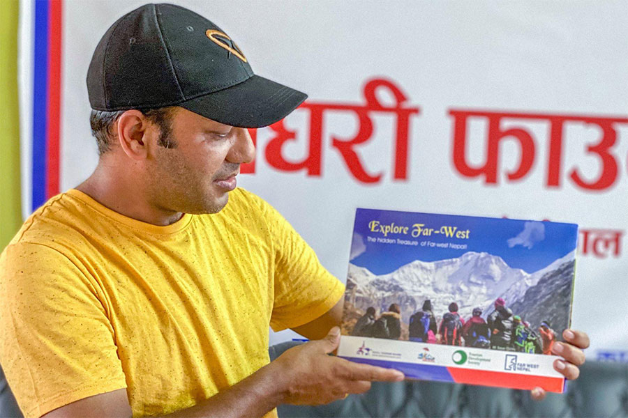 सुदूरपश्चिम चिनाउने पुस्तक