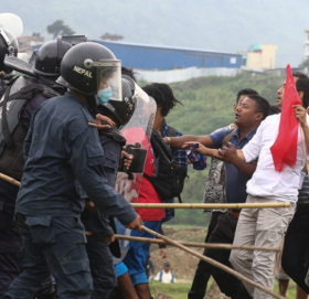 ‘रोपाइँ’मा प्रहरी र स्थानीयवासीबीच झडप