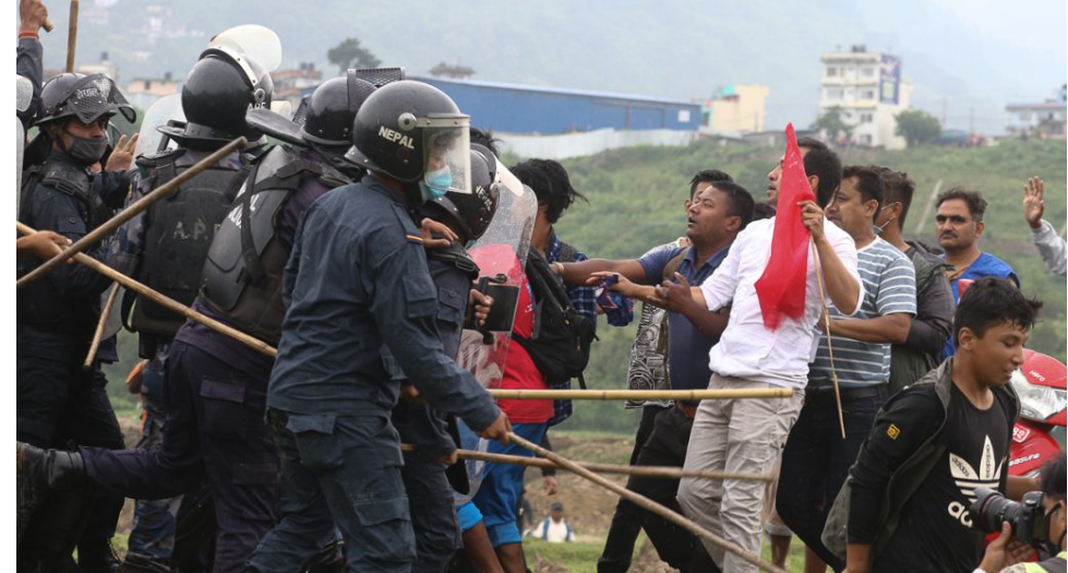 ‘रोपाइँ’मा प्रहरी र स्थानीयवासीबीच झडप