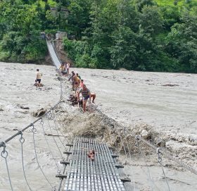 ताप्रिसेरा झोलुंगे पुल माथि पानि, आवतजावतमा बन्द (फाेटाे फिचर)