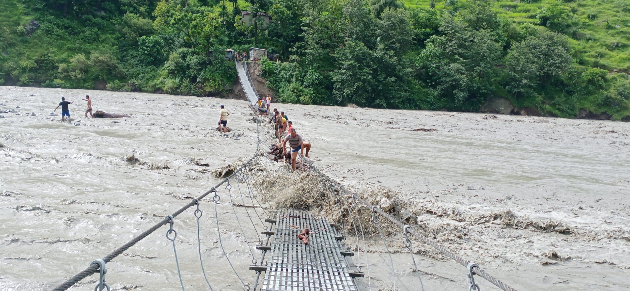 ताप्रिसेरा झोलुंगे पुल माथि पानि, आवतजावतमा बन्द (फाेटाे फिचर)