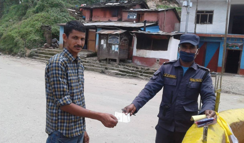 मास्क प्रयोग नगर्ने २ हजार बढीलाई प्रहरीले गर्याे कारबाही