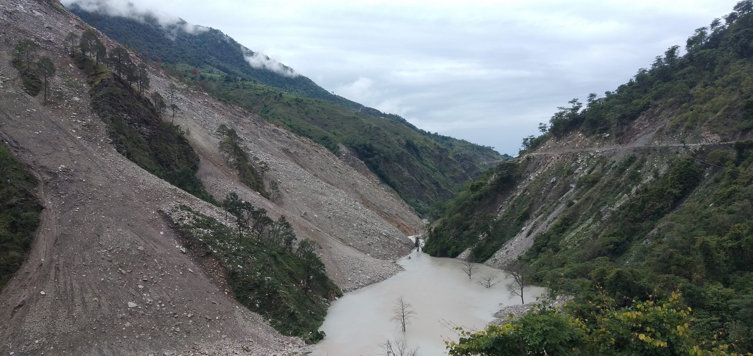 बर्षात शुरुवात सँगै बुढिगंगा नदि थुनिने खतरा बढ्याे