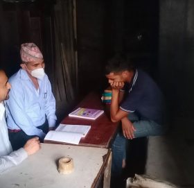 बडिमालिका नगरपालिकामा बिद्यार्थीको घरमै पुगेर शिक्षक पढाउदै