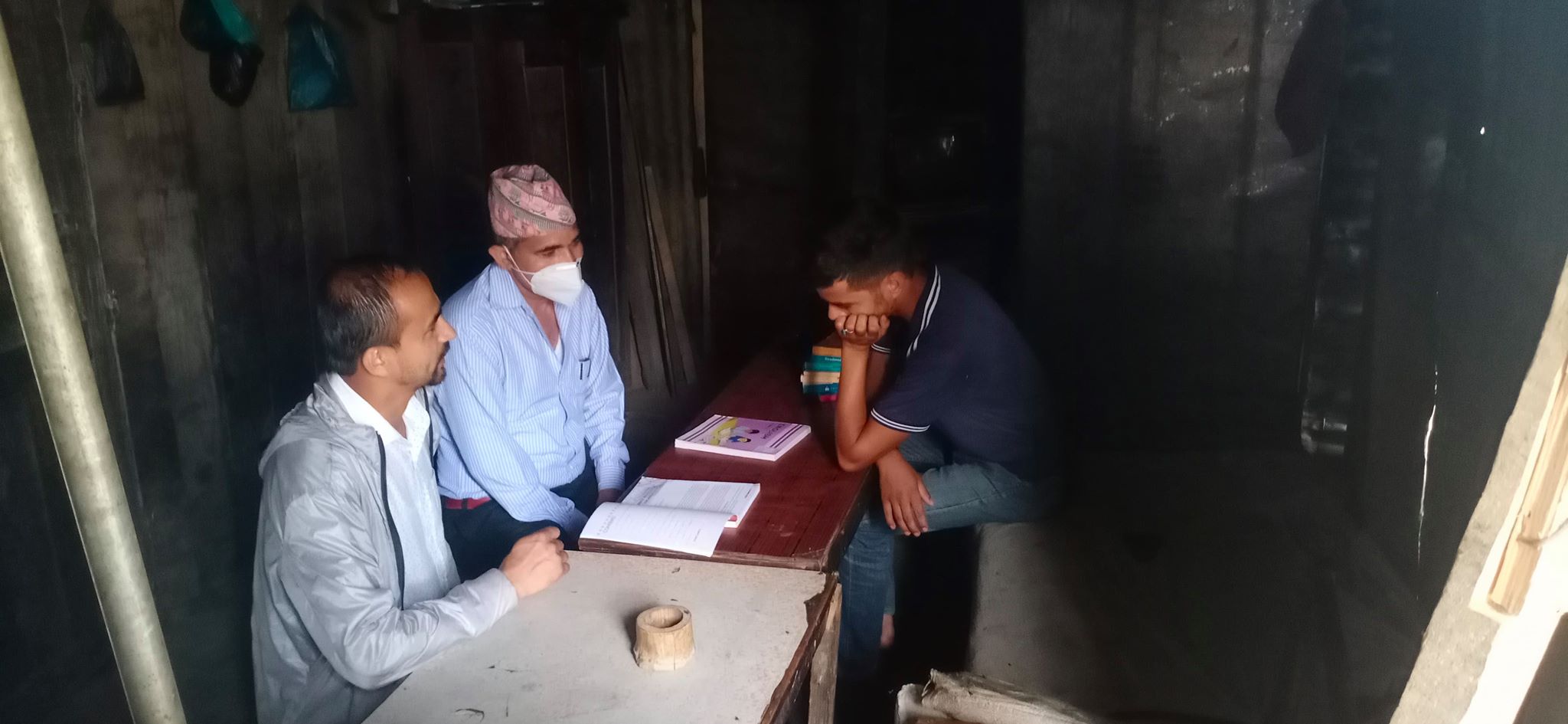 बडिमालिका नगरपालिकामा बिद्यार्थीको घरमै पुगेर शिक्षक पढाउदै