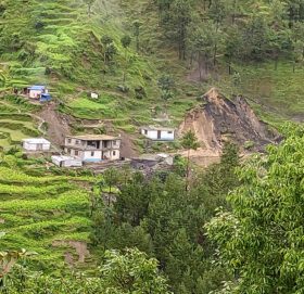 मनाकोटका गाँउ पहिरोले चिराचिरा