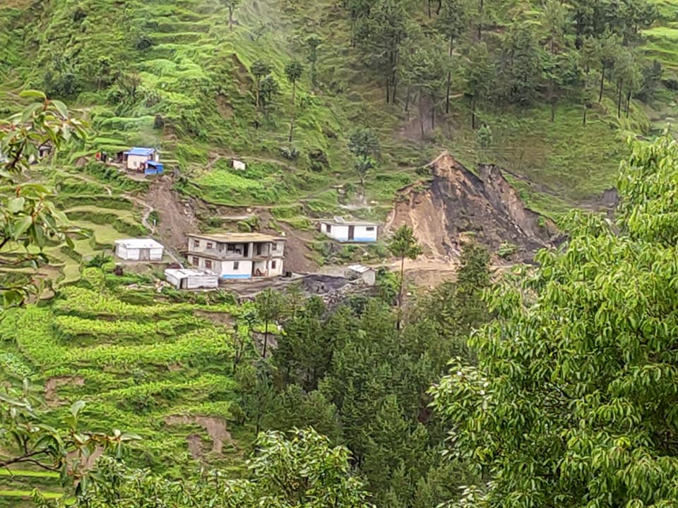 मनाकोटका गाँउ पहिरोले चिराचिरा