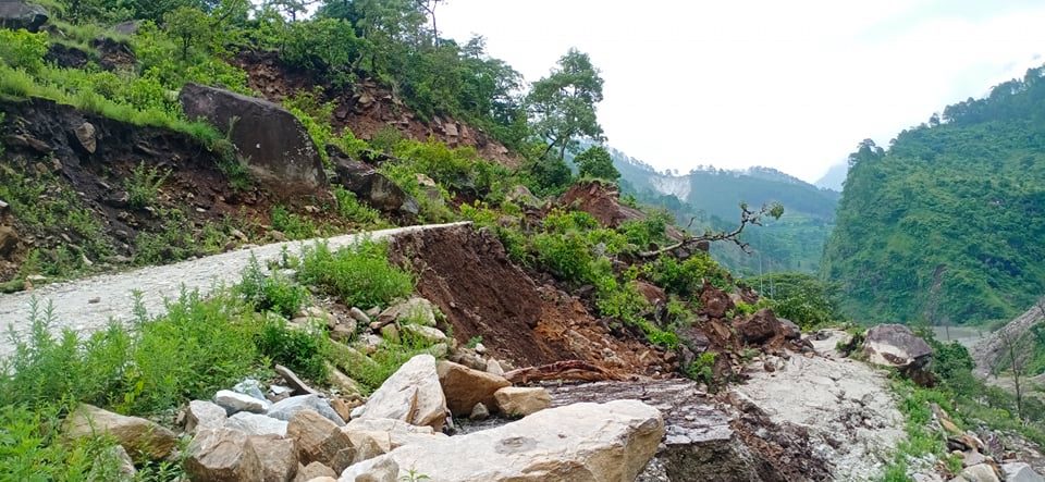 अबरुद्ध साफेँ मार्तडी सडक अगाडी  डोजर राेड बनाउदै, पछाडी भत्कीदै