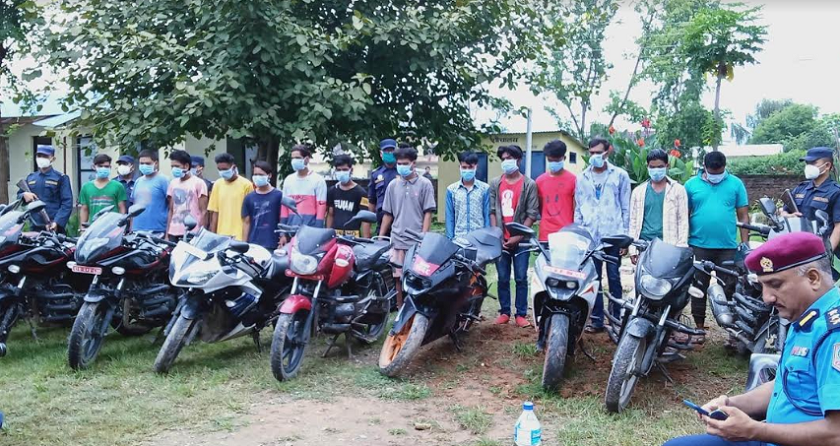 नक्कली लाइसेन्स र  मोटरसाइकलसहित १४ जना पक्राउ