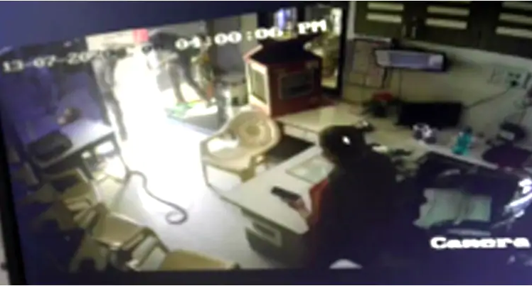 बोतलमा पेट्रोल नपाएको झोंकमा पम्पकी मालिक्नीको क्याबिनमा छोडिदिए कोब्रा सर्प