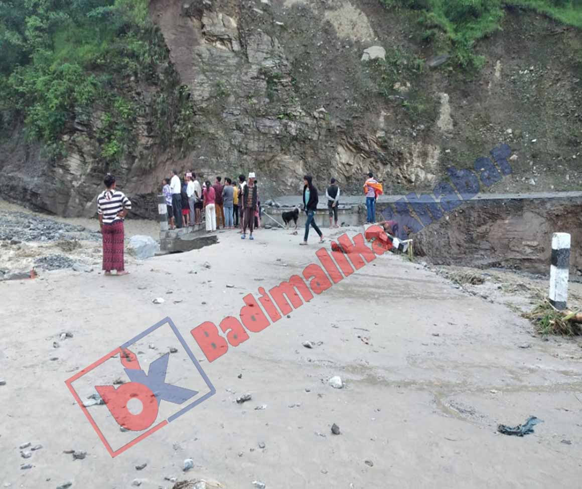 अबिरल बर्षा संगै साफेँ मार्तडी सडकको ताप्रिसेरा पक्की पुल बगायो