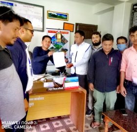 बाजुराका स्वास्थ्यकर्मीले बुझाए सिडियाेलाइ ज्ञापन पत्र