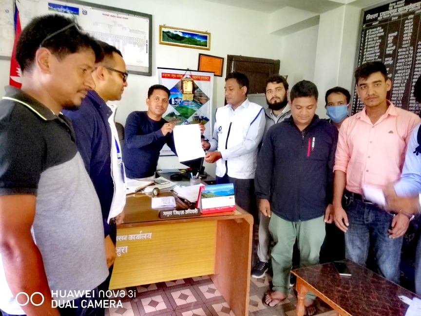 बाजुराका स्वास्थ्यकर्मीले बुझाए सिडियाेलाइ ज्ञापन पत्र