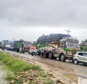 गैंडाकोटमा डाइभर्सन बगाउँदा पूर्व–पश्चिम राजमार्ग अवरुद्ध