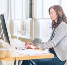 लामो समय कुर्सीमा बसेर काम गर्दा आउने समस्याका लागि सजिला उपायहरु