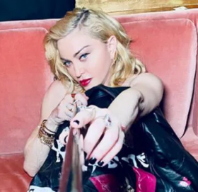 शल्यक्रियापछि बैसाखीको सहारामा गायिका मेडोना, सेयर गरिन् टपलेस फोटो