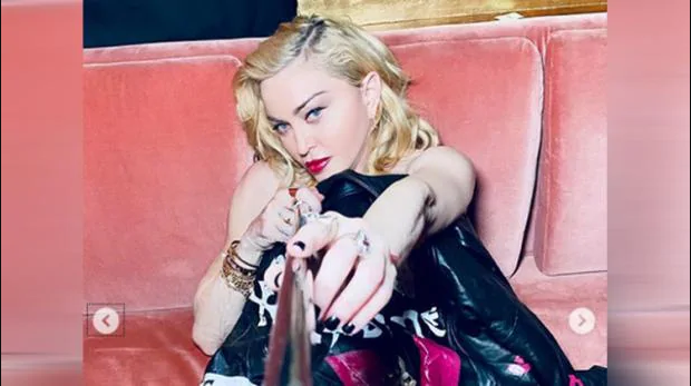 शल्यक्रियापछि बैसाखीको सहारामा गायिका मेडोना, सेयर गरिन् टपलेस फोटो