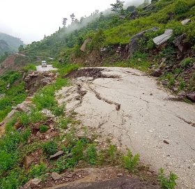 चार वर्षदेखि बाजुराकाे साफेँ मार्तडी सडक बर्खामा ठप्प
