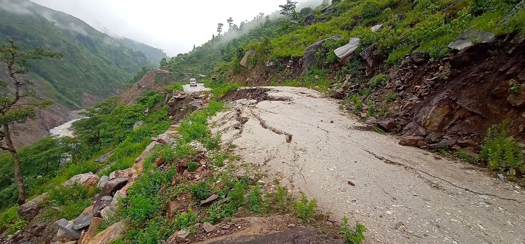 चार वर्षदेखि बाजुराकाे साफेँ मार्तडी सडक बर्खामा ठप्प