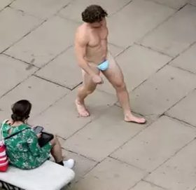 जब लण्डनको सडकमा मास्कको अण्डरवेयर मात्र लगाएर निस्किए पुरुष