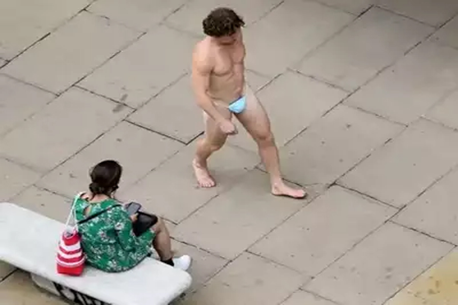 जब लण्डनको सडकमा मास्कको अण्डरवेयर मात्र लगाएर निस्किए पुरुष