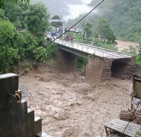 बाढी पहिरोबाट ७ जनाको मृत्यु, दुई पक्की पुल बगे