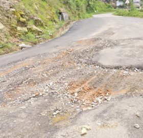 सडक कालोपत्रे गरेको दुई दिनमै खाल्डा