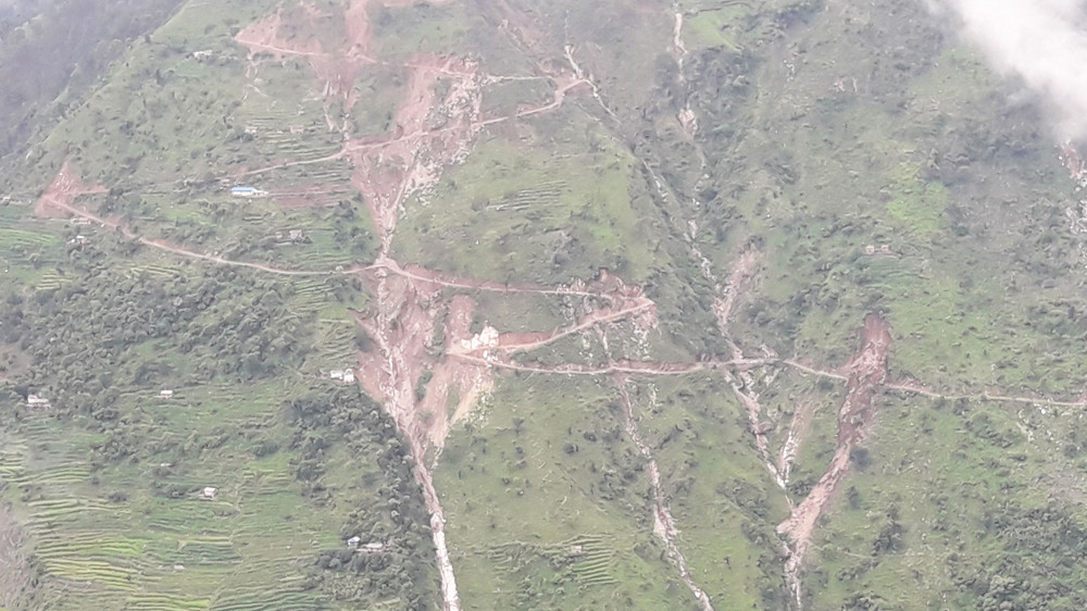 ग्रामीण सडकमा जताततै पहिरो