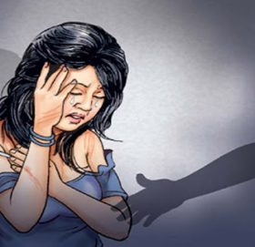 महिलालाई अर्धनग्न बनाएर दुर्व्यवहार गर्नेविरूद्ध प्रहरीमा उजुरी