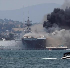 अमेरिकाको सैन्य जहाजमा विस्फोटपछि आगलागी