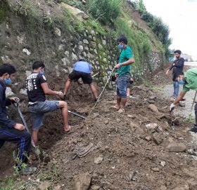 नेकपा निकट युवा र विद्यार्थीले गरे साँफे मार्तडी सडक मर्मत