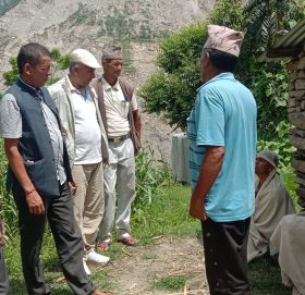 पहिरोमा परी मृत्यु भएका पाध्यायकाे परिवारलाई नेपाली काँग्रेस बाजुराकाे नगद सहयाेग