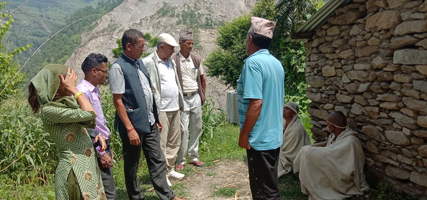 पहिरोमा परी मृत्यु भएका पाध्यायकाे परिवारलाई नेपाली काँग्रेस बाजुराकाे नगद सहयाेग