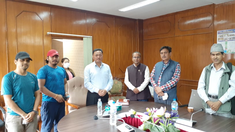 नेपाली काग्रेस बाजुराका नेताले बुझाए यातायात मन्त्री निम्वाङलाइ ज्ञापन पत्र