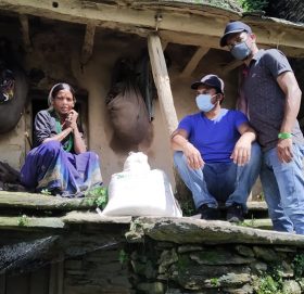 विपन्नलाई खाद्यान्न सहयोग गर्दै युवा समाजसेवी अभिषेक