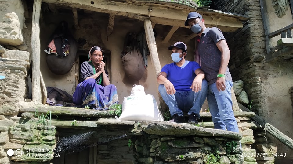 विपन्नलाई खाद्यान्न सहयोग गर्दै युवा समाजसेवी अभिषेक