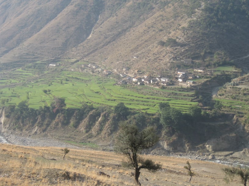 पुल नहुदा सडक संग नजाेडिएकाे गाउँ