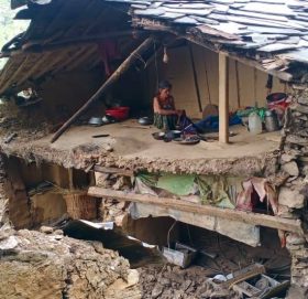 मार्तडीमा भत्केकाे घरमा बुढि आमाकाे कथा ! सरकार पनि टुलुटुलु हेरिरहेकाे छ (फाेटाे फिचर)