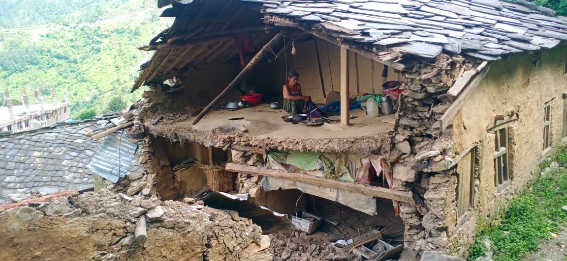 मार्तडीमा भत्केकाे घरमा बुढि आमाकाे कथा ! सरकार पनि टुलुटुलु हेरिरहेकाे छ (फाेटाे फिचर)