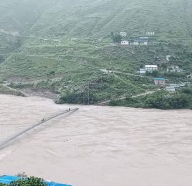 कर्णाली नदिमा झोलुंगे पुल माथि पानि बग्नथालेपछि आवजावतमा समस्या