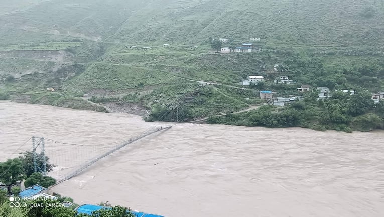 कर्णाली नदिमा झोलुंगे पुल माथि पानि बग्नथालेपछि आवजावतमा समस्या