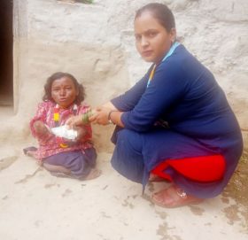 साथिको जन्मउत्सबको सम्झनामा डा. राजकुमार रोकायाकाे अपांग महिलालाई सहयोग