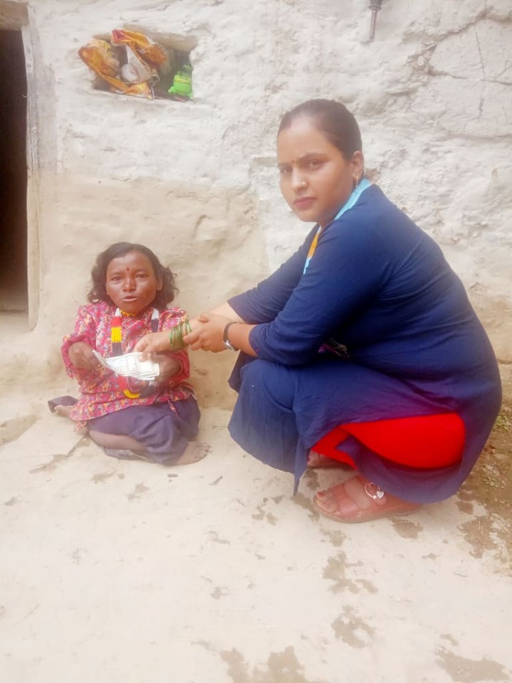 साथिको जन्मउत्सबको सम्झनामा डा. राजकुमार रोकायाकाे अपांग महिलालाई सहयोग